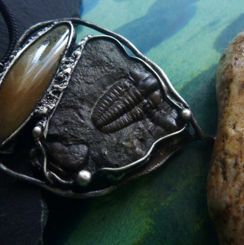 Pravý TRILOBIT - přívěsek na krk jemný cínový decentní zkamenělina handmade trilobit historický pro muže z cínu pánský přívěsek šperk pro muže bižuterie pánská přívěšek s trilobitem náhrdelník s trilobitem kamenný náhrdelník historie země přívěsek fosílie lokalita jince archeologický šperk 