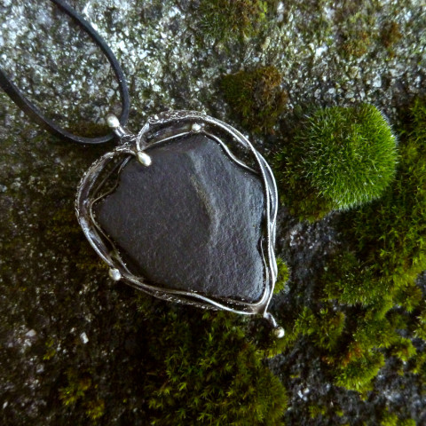 Černý pánský přívěsek srdce - kámen náhrdelník srdíčko přírodní handmade na krk černý kámen břidlice žula pánský šperk pánský přívěsek s minerálem šperk pro muže přívěsek srdce pánské srdce šedá břidlice kamenné srdce srdce z cínu černé srdce 