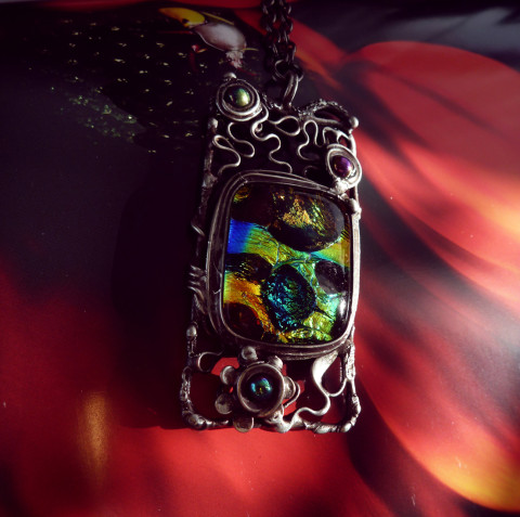 Přívěsek s barevným dichroic-sklem náhrdelník sklo přívěšek fusing originál skleněný cínovaný festival handmade skleněný kabošon skleněný přívěsek dichroické sklo šperk z cínu disco šperk šperk ze skla třpytivé sklo perstrobarevný s barevným sklem duhový šperk obdélníkový přívěsek crazy light 