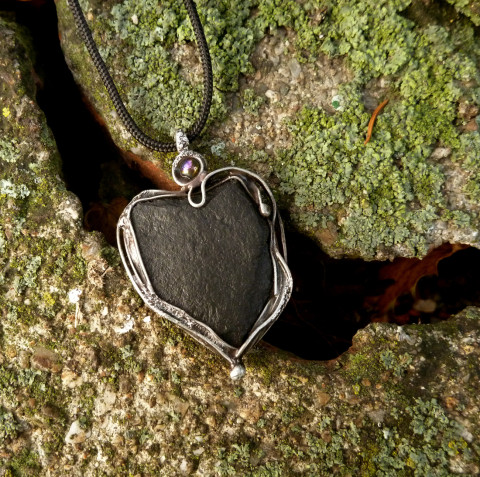 Přívěsek pro muže SRDCE KONDORA srdíčko handmade na krk černý kámen pánský šperk pánský přívěsek s minerálem šperk pro muže pánský náhrdelník vitalita přívěsek srdce kamenné srdce srdce z cínu s břidlicí černé srdce kondor srdce kondora černá břidlice s černým kamenem 