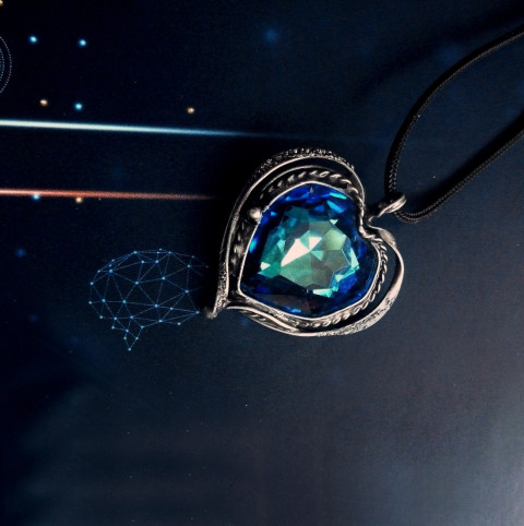 Modré srdce v cínu, přívěsek ORION modrý cín skleněný handmade skleněný kabošon broušené sklo meditační cínové se srdcem přívěsek srdíčko přívěsek z cínu amulet lásky náhrdelník se srdíčkem harmonický modré srdce se sklem třpytivý brus broušené srdce radost života srdce orion 