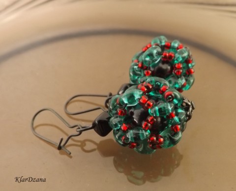 Šité náušnice Christine Forest červená korálky zelená náušnice elegantní černá ozdobné visací šité voskované smaragdová skleněné tmavozelená 