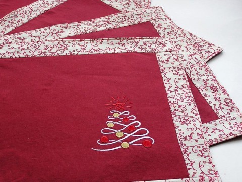 Vánoční prostírání se stromkem červená vánoce zlatá patchwork prostírání bílá vyšívání výšivka stříbrná stromeček krucánky srtrojní 