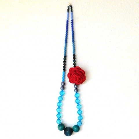 Háčkovaná květina v červené červená brož spona sponka květina modrá třešeň háčkovaná sada háčkování třešně květinka květ ozdoba kytička tyrkysová kytka brožka špendlík rudá jahody jahoda vlasová jahodová karkulka do vlasů třešňová red krokodýlek brošňa brožové lůžko pro karkulku 