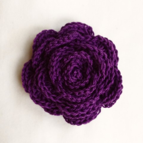 Háčkovaná květina ve fialové brož spona náhrdelník na kov květina fialová háčkovaná violet růže květinka květ zahrada ozdoba kytička kytka brožka kabelku sako kočárek fialková nit kvetoucí tmavá příze flower do vlasů sněhurka multifunkční brošňa uháčkovaná nominas tamavě 