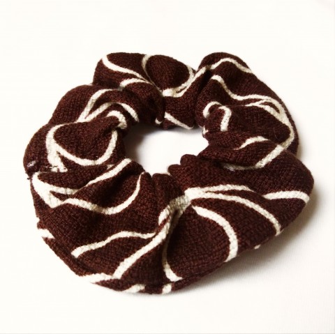 Gumička/náramek – elegantní hnědá hnědý náramek elegantní bílá káva hnědá tmavě retro ruka gumička čokoládová látková vzorovaná decentní tmavá kávový textilní vzorovaný kakaová kakao čokoláda kávová čokoládový coffee látkový kakaový brown 