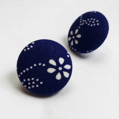 Modrotiskové náušnice radost náušnice noční květy jednoduché bílá kytky retro temný látka náušničky náušky noc kulaté puzetky puzety temnota button buttony jednoduchost folklór folklórní tmavě modrá látkové modrobílé folklor potahované tmavě modré temné puzetkové folklorní modrotisk tmavá modrá bílomodré buttonkové simplicity jednobarevné kroj potahování modrotiskové krojové buttonové tmavomodrý svět kytočky 