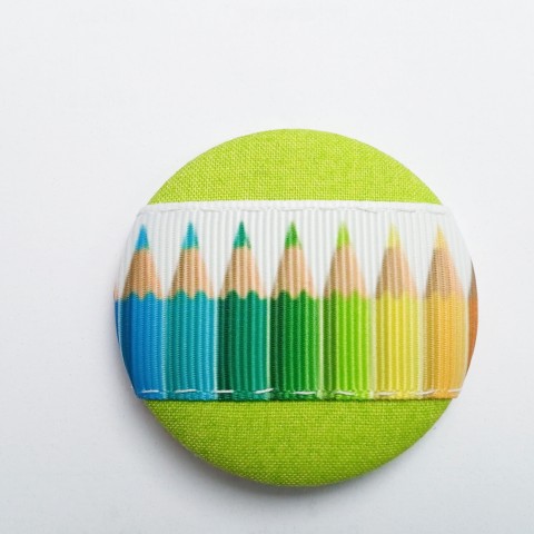 Pastelková brož brož zelená modrá stuha bílá žlutá tyrkysová placka limetková limetka button odznak pastelky barevná brož veselá brož duhová brož duhová placka pastelková brož brož s pastelkami 