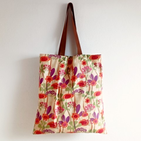 Velká taška s květy podzimu červená zelená taška oranžová podzim fialová růžová květiny žlutá béžová látková ornamenty plátěná nákupka plátěná taška flowers skořicová látková taška plátěnka skladná na nákup skladnost pestrá taška taška s květinami folklórní taška taška s dlouhými uchy květovaná taška podzimní taška 