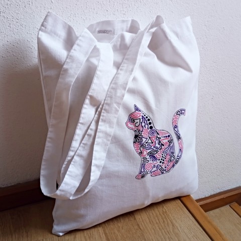 Bavlněná taška – ornamentální kočka srdce taška fialová růžová srdíčko kočka kočička bílá černá kočičí spirála světlé světlá ornamenty eko spirálka plátěná světlý nákupka silueta mňau cat látková taška plátěnka skladná na nákup skladnost dlouhé uši plátěné tašky světlá taška bílá taška balněná taška 