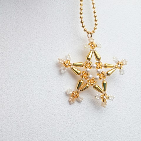 Náhrdelník se zlatou vločkou náhrdelník přívěsek královna princezna sníh zima vánoce zlatá bílá vánoční přívěšek zimní zlatý dlouhý mráz vločka sněhová vločka na řetízku snowflake mrazík snížek frozen elsa ledové království zlatý řetízek 