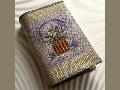 Levandule v proutěném košíku II. levandule obal kniha šedý knihu režný provance režná knihy nostalgie obal na knihu levandulový režné 