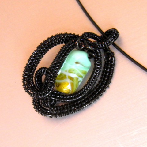 Náhrdelník Věra vinutka černý lakovaný drát ocelová obruč 