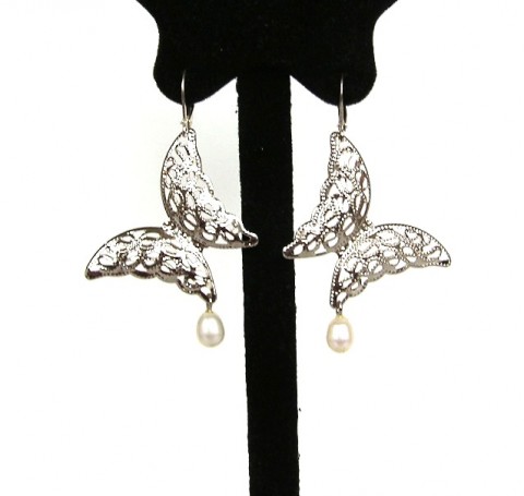 Motýl s perlou náušnice motýl bílá motýlek stříbrná perla filigrán pravá perla 