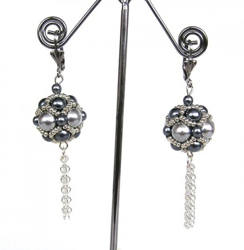 Šedá se stříbrnou náušnice kuličky šedá visací šité stříbrná dlouhé obšívané voskové perly tmavěšedá síťování 