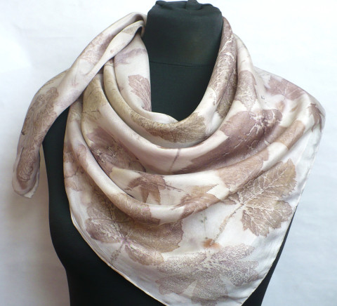 Hedvábný šátek Ekoprint 39. šátek hedvábný šátek dárek pro ženu botanický tisk eco-print 