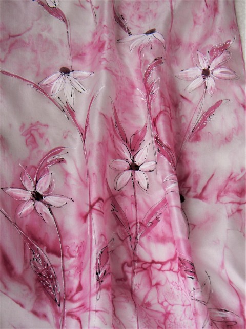 Kopretiny (hedvábná šála 45x180cm) květy elegantní světlo šála jemné hedvábí kruhy luxus teplá černobílá sprályi 