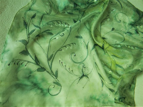 Konvalinky - hedvábný šátek 55x55cm červené podzim fialová listy elegantní bylinky hedvábí šátek lístečky šalvěj 