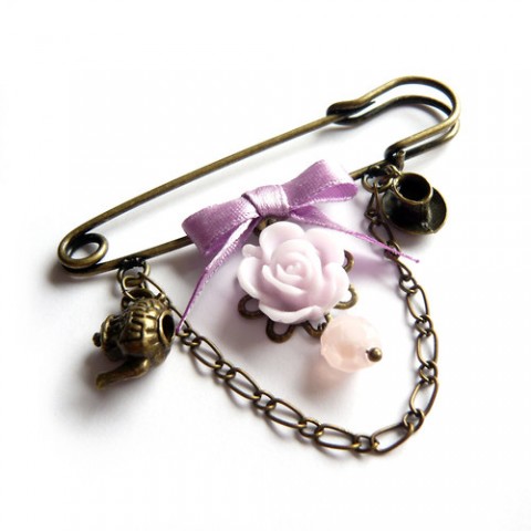 Romantická fialková brož čajová brož hrneček konvička fialový mašlička filigrán růžička romantický stužka ozdobný fialkový voskovka můstek atlasová špendlí zavírací kobylka atlas 