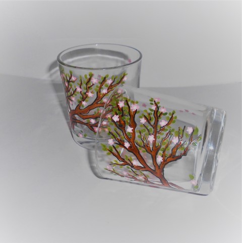 Rozkvetly jabloně jabloň zelená jarní květy hnědá jaro rozkvetlá jablůňka malované sklo světle růžová jabloňový květ jabloňka ručně malované sklo malované skleničky rozkvetlý strom 