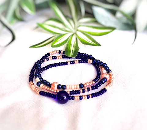 Indigo - dámský náramek náramek výrazný indigo tmavě modrá náramek z korálků korálkový náramek náramek na pružence dámský náramek pruženkový náramek indigová modř 
