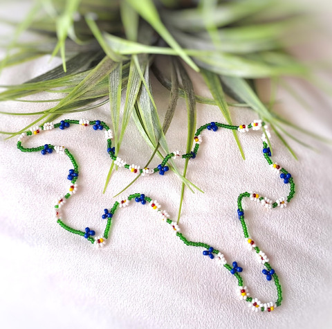 Modřence a bílé narcisy náhrdelník zelená modrá bílá jaro preciosa rokajl něžný jemný korále kvítky kytičkový narcis korálkový modřenec narcisky rokajlový modřence náhrdelník z korálků drobounký jarní květy jarní zahrádka 