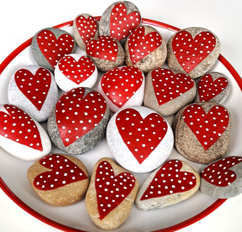 Srdíčka puntíkatá talisman srdce radost láska srdíčka veselé svatba puntíky oblázky puntíkaté z lásky srdíčkové červenobílé malovaný kámen malované kameny milá drobnost konec školního roku 