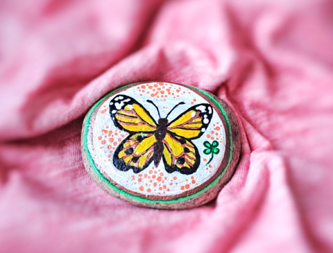 Žluťásek - malovaný kámen motýl těžítko žlutá léto čtyřlístek štěstí žluťásek malovaný kámen malované kameny 