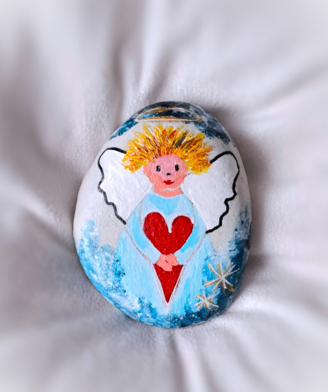 Andílek talisman modrá nebe andělíček ochrana svatozář malovaný kámen malované kameny andělská ochrana křídla andělů oblázek anděl 