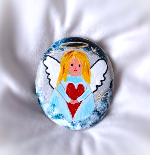 Andělka talisman srdce modrá oblázek láska nebe andělíček ochrana štěstí andělka svatozář malovaný kámen malované kameny andělská ochrana křídla andělů 