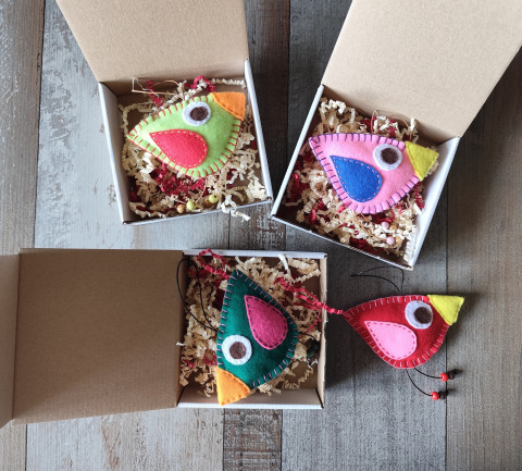 Krabička 10 x 10 x 4 cm dekorace pták ptáček jarní jaro ptáčci filc pověsit plsť zavěsit velikooce 