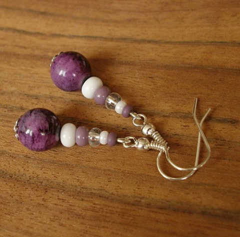 Filoména ........... náušnice korálky náušnice barevné fialová bílá veselé orient vínová 