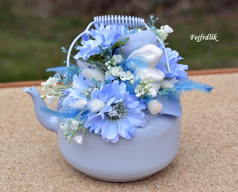 konvička v modrém kabátku.. dekorace modrá králík zajíček konvička bílomodrá do modra aranž jarní originální dekorace čajník 