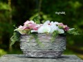 košík s magnoliemi a pivoňkami..