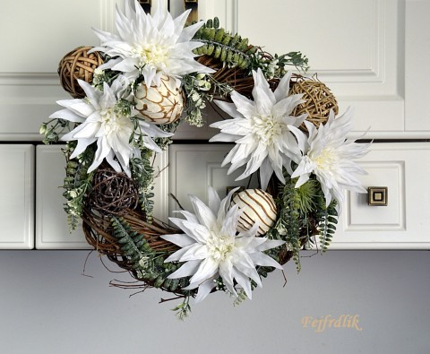 jiřiny .. věnec bílé podzimní trvanlivý jiřiny dekorace na dveře 