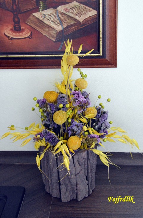 sušené kvítí na pařezu svítí :).. dekorace originální interiér přírodní aranžmá pařez sušené limonky kraspédie v kůře 