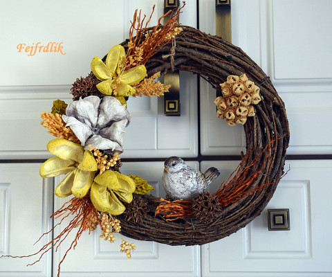 ptáček exoťáček.. hnědý originální oranžová přírodní věnec žlutá proutěný exotický na dveře do bytu oranžovožlutá s ptáčkem origiální 