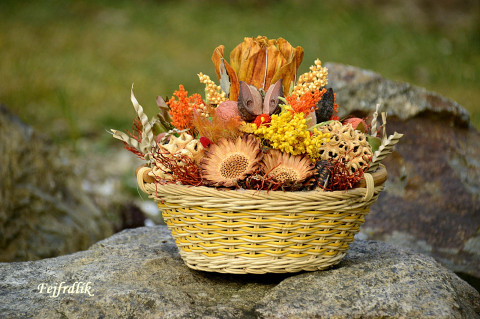 žluťásek.. dekorace originální dárek svěží košík interiér žlutá žlutý aranžmá do bytu 