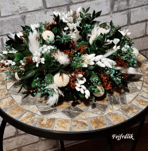 přírodní věneček na položení kamkol originální dárek bílé malý do bytu tmavě zelený interiérová dekorace věneček na položení na stůl na komodu 