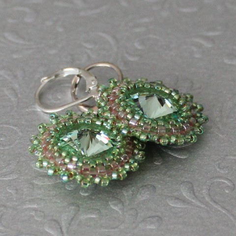 Náušnice Francisca zelená náušnice růžová jemné šité swarovski stříbrná rivoli starorůžová náušky beadweaving něžné obšívané kulaté třpytivé belén zavírací 