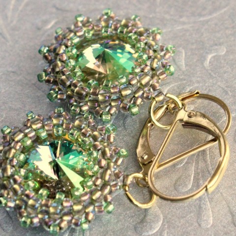 Náušnice Aurelio zelená náušnice zlatá jemné šité swarovski rivoli sluníčko náušky beadweaving světlé ples lesklé třpytivé večírek party rivolli 