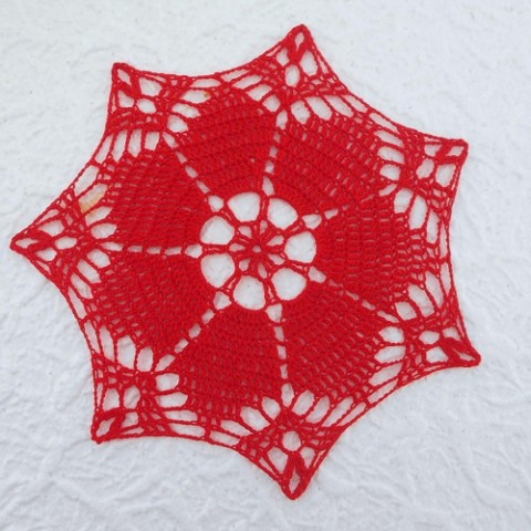 Háčkovaná dečka  poslední kus ! červená háčkovaná hvězda jemná krajka dečka krajková na stůl lapač snů na chatu do lapače snů 
