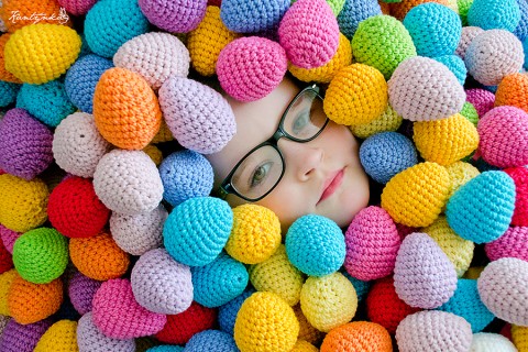 Barevná háčkovaná vajíčka dekorace ručně dárek ruční modrá barevné jarní svátek dáreček háčkování veselé jaro košíček velikonoce ozdoba zajíc zajíček háčkované stůl pověšení nebeská blankytná vajíčka světlemodrá výzdoba velikonoční okno příze zavěšení handmade vejce kraslice pověsit poutko vajíčko ozdobit sváteční svátky výslužka dekorování koleda zavěsit pomlázka hody ručnípráce vyzdobit dutévlákno 