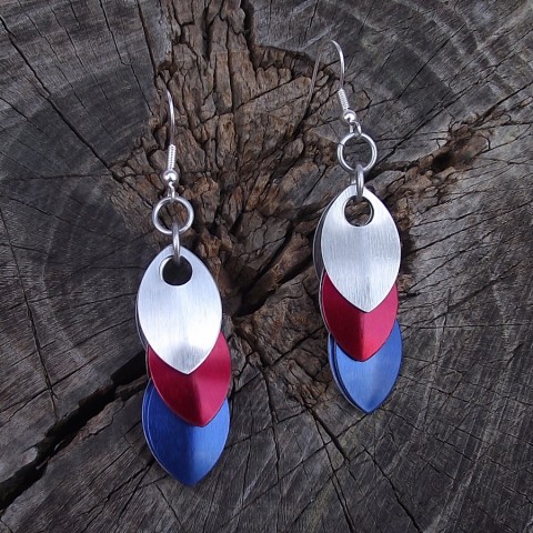 Česká trikolóra na ouško červená modrý stříbrný červené náušnice modrá modré červený eloxovaný stříbrná kroužky kroužkování hliník stříbrné lístečky lísteček chainmaill 