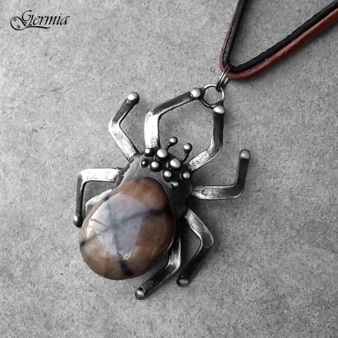 Křižák chyastolitový - náhrdelník pavouk hmyz křížek oči hnědá osm pavouček upír kříž síť strašidlo halloween germia chyastolit křižák 