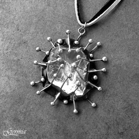 Bakteriofág - náhrdelník cín bílá černá šedá slunce křišťál stříbrná sluníčko krystal cínování černobílá průsvitný průhledný germia virus bakterie bakteriofág vir 