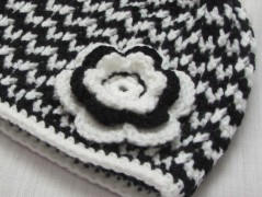 Černý saténový kvítek