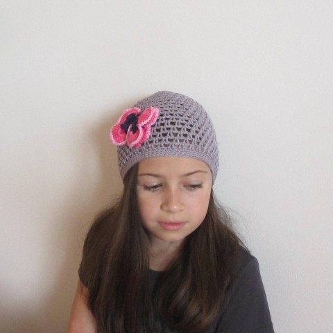 Motýlkovaná háčkovaná čepice s aplikací kyti 