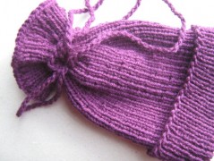 Černý saténový kvítek