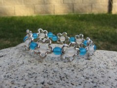 Černý saténový kvítek